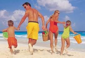 família na praia